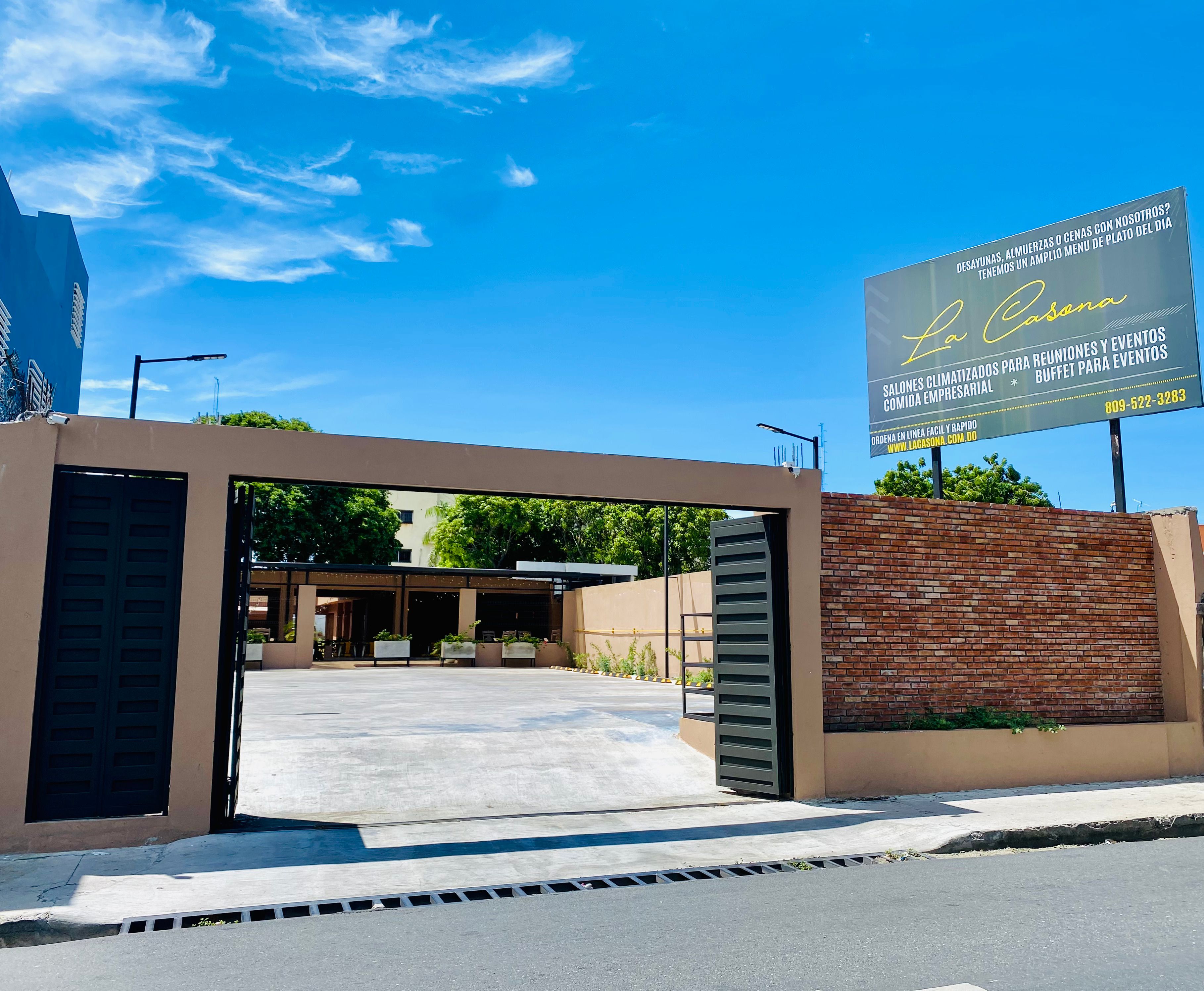 Entrada vehicular al estacionamiento