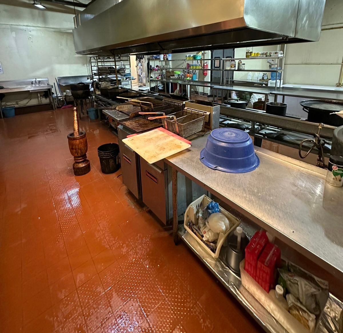 Cocina industrial y área de preparación
