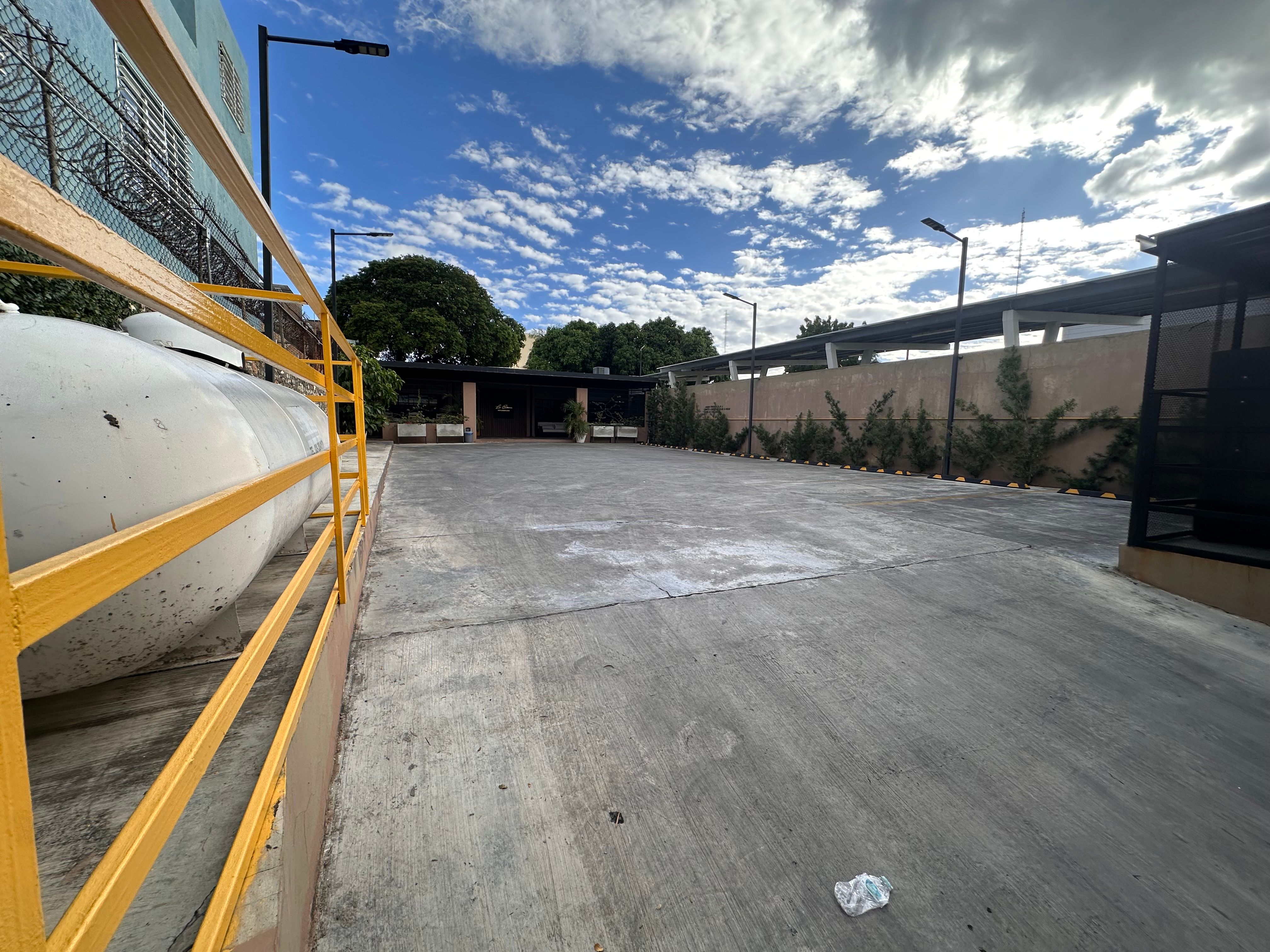 Patio y área de estacionamiento
