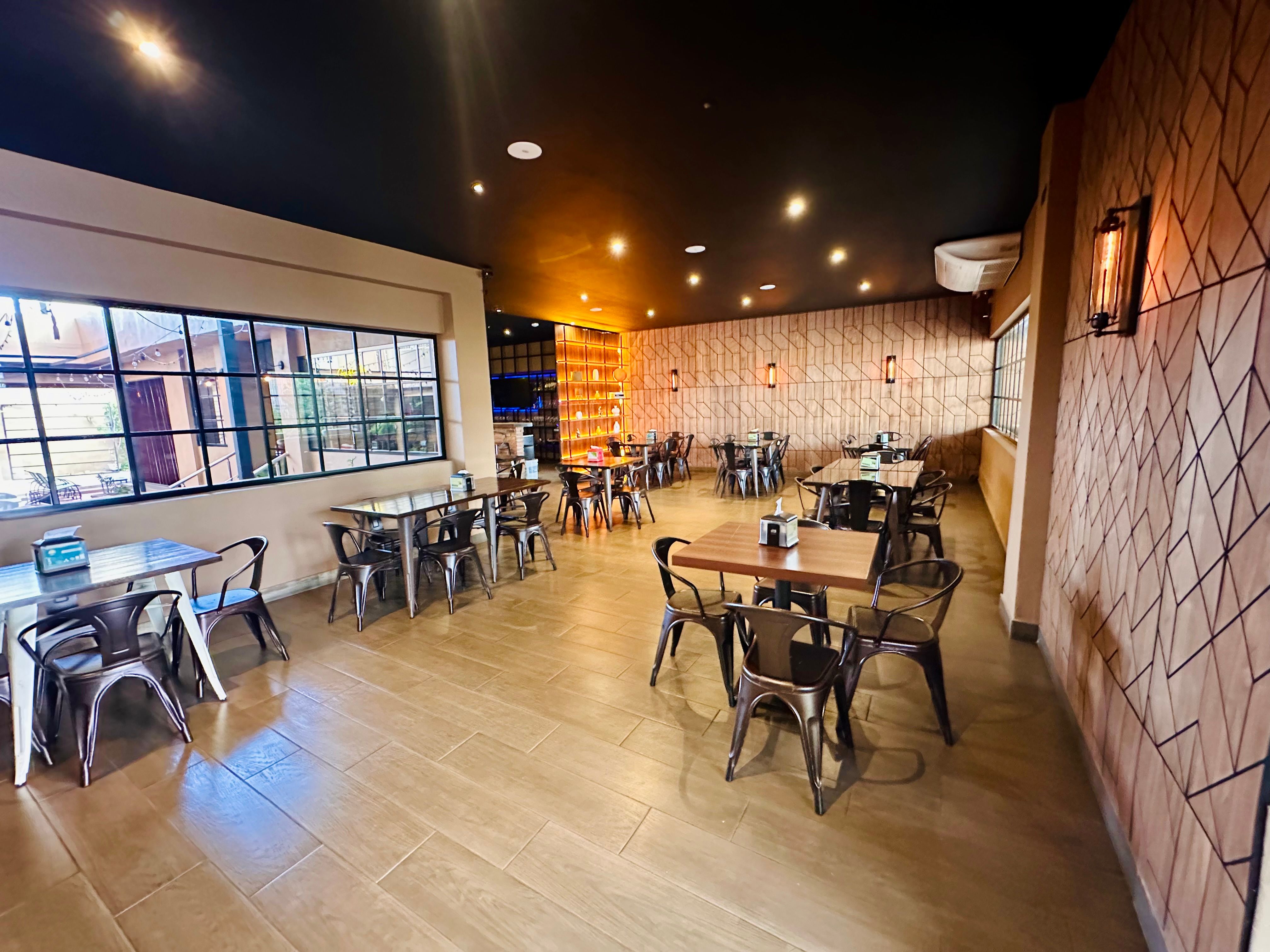 Salón del restaurante con mesas y ventanales