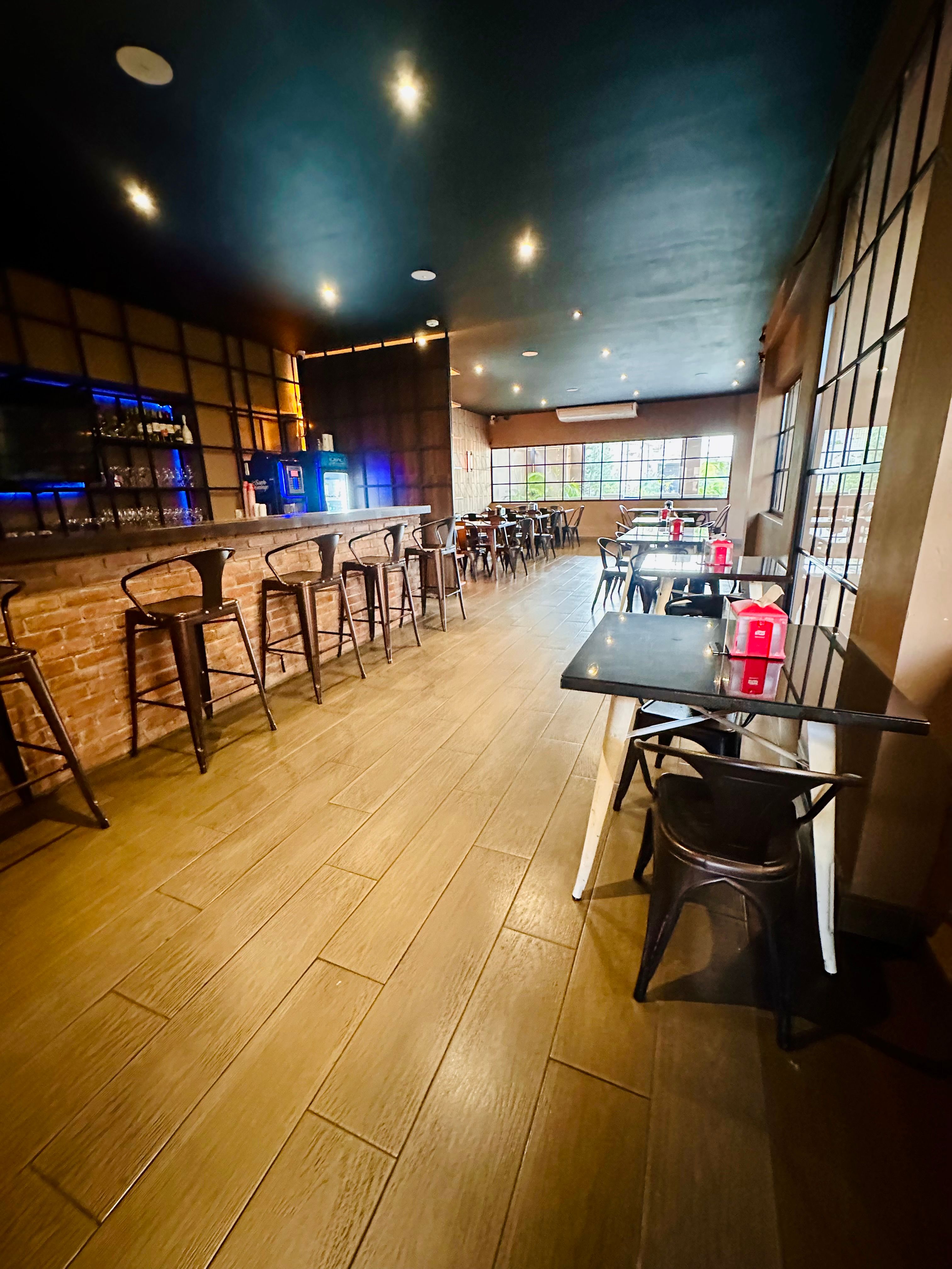 Salón interior y barra